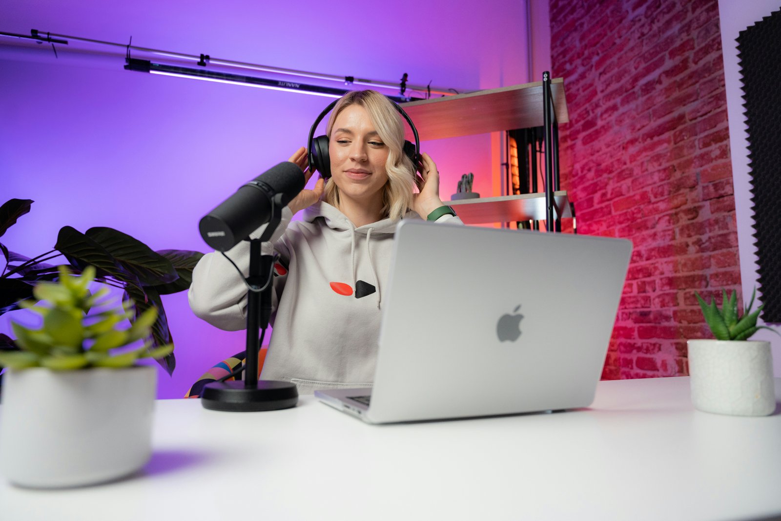 How to Pitch to Content Creators